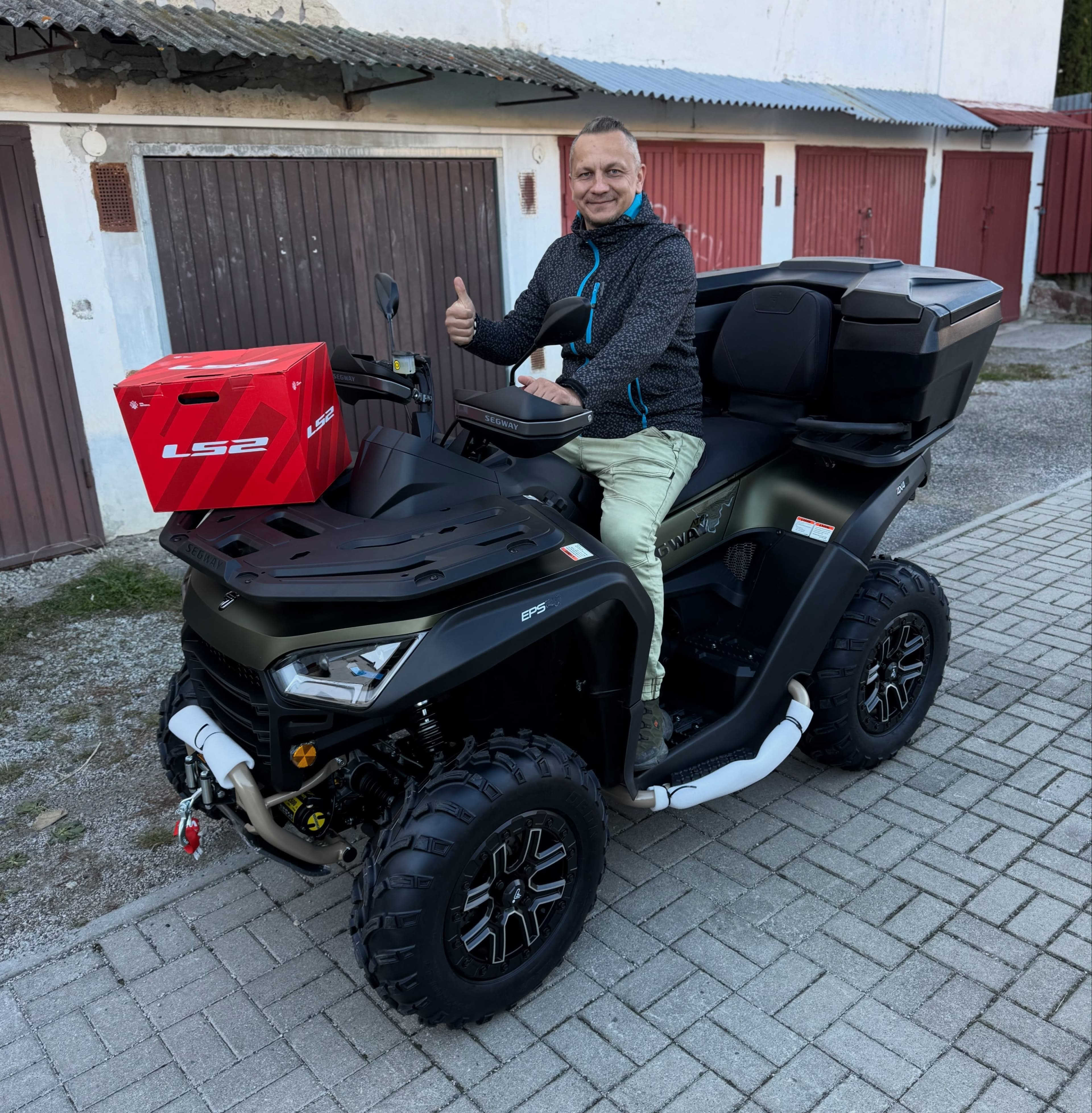 Green metallic v plnej paráde na Segway AT6 a šťastný majiteľ, ktorý je určite maximálne spoločný s tým, že počkal na tú…