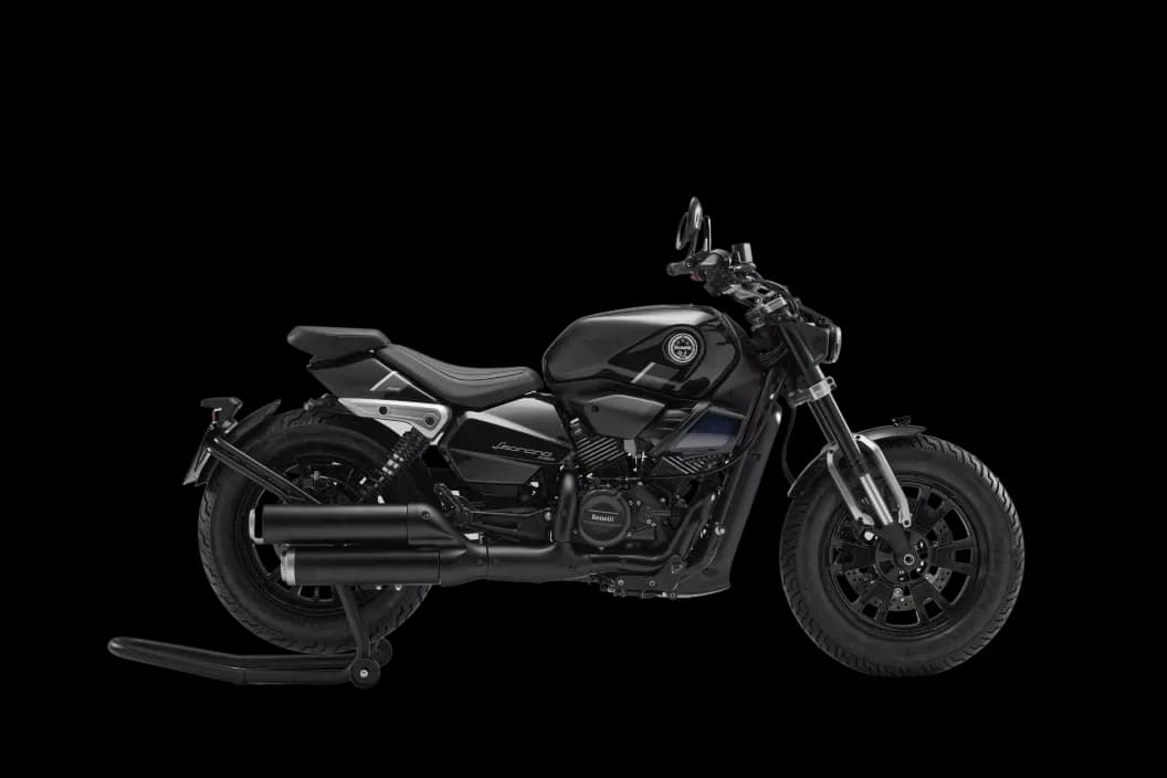 LEONCINO BOBBER 400 MIDNIGHT BLACK - bobber s V‑twin 384,5 cm³, remeňovým pohonom, TCS a ABS, 16" kolesá s vysokoprofilovými pneu a sedlom 730 mm